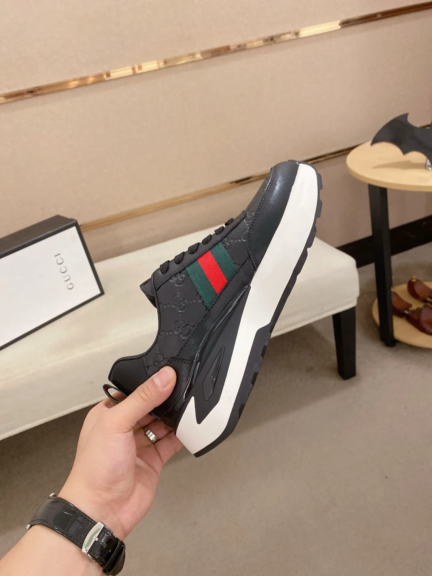 Men's shoes 💰 462💰The new GUCCI (Gucci) counters are launched simultaneously. The new men's shoes, 😘fabrics are selected from imported cowhide, and the lining is sheepskin lining. 👍🏿 High-end ☄️ air-cushion molded anti-slip rubber outsole, exquisite lines, simple and elegant, comfortable and high-end for leisure travel. Code number: 38 to 44 (45 can be customized and cannot be returned or exchanged)